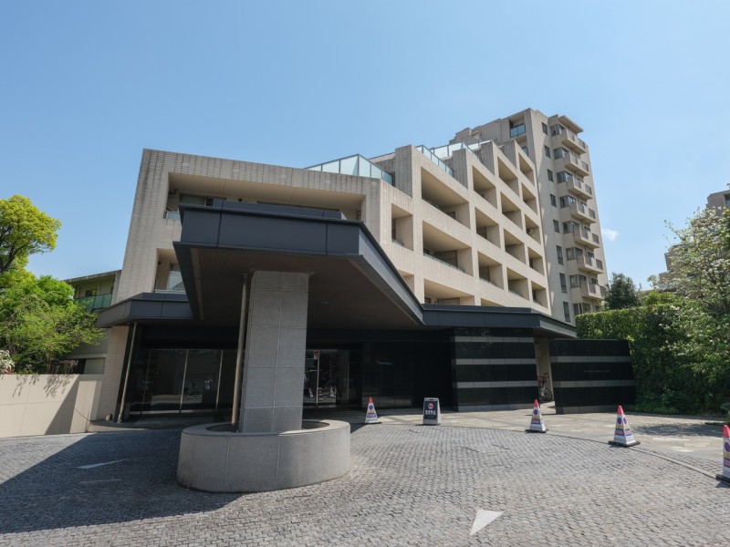 閑静な住宅街『ゼームス坂』の高台に佇む、総戸数172戸のレジデンス。3路線利用可能『大井町』駅徒歩5分で利便性・住環境共に良好なマンションです。