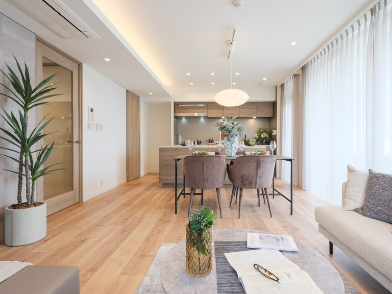 約18.8帖のゆとりあるLDKです。LDには床暖房を敷設したので、大切なペットも一緒に、ご家族みなさんが一年中快適にお過ごしいただけます。