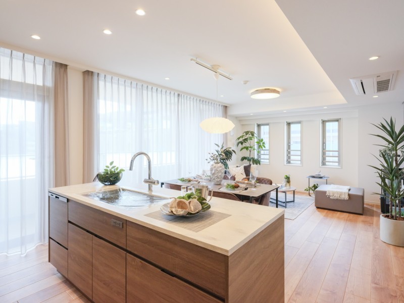 存在感を放つアイランドキッチンがお部屋の主役に。田中工藝製のオリジナルキッチンを採用しました。重厚感のあるモダンな色味と美しい木目の面材はインテリアの一部のようでお部屋の雰囲気に溶け込みます。