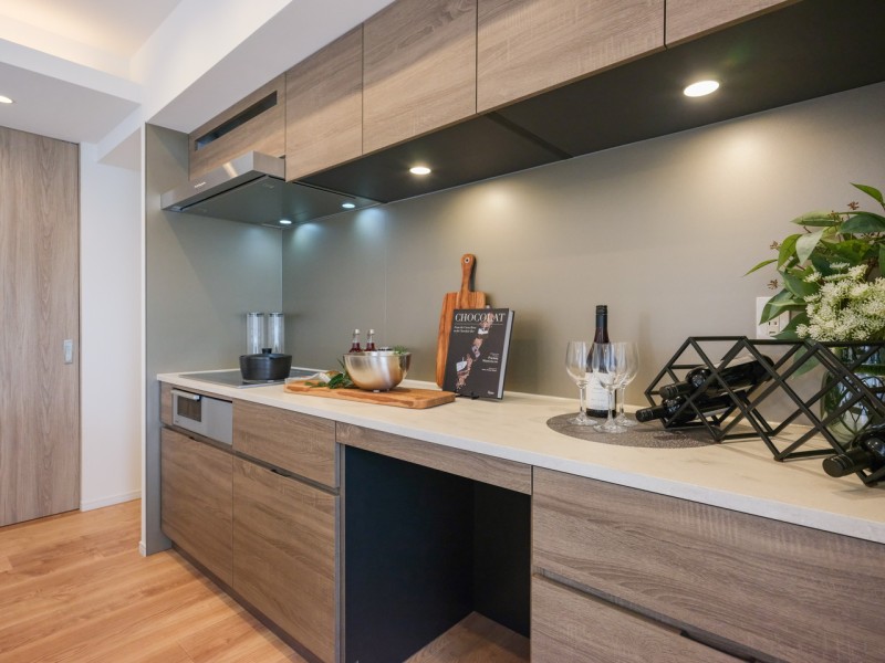 アイランドキッチン背面にはコンロと、収納豊富でカウンタースペースも広いカップボードがあります。