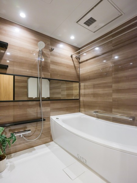 光沢のある木目調パネルが高級感を漂わせるバスルームです。ゆったりとくつろげる空間で、身体も心も癒されます。暖房・涼風・換気・乾燥機能付きで1年中快適です。