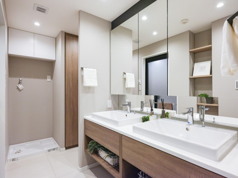 洗面台も田中工藝社製のこだわりの仕様です。ダブルボウルの大きな洗面台は大きな鏡で身だしなみも整えやすく、朝の慌ただしい時間帯も快適です。