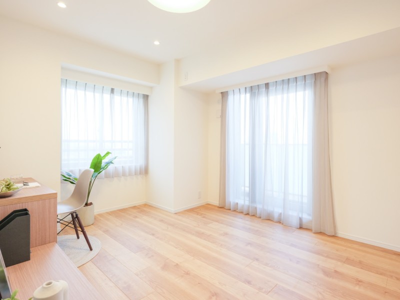 バルコニーに面している約8.2帖の洋室1は、リビングから一番遠く、プライベート性が高いお部屋です。二面採光で明るく、過ぎゆく時間をのんびりと感じることができる空間です。