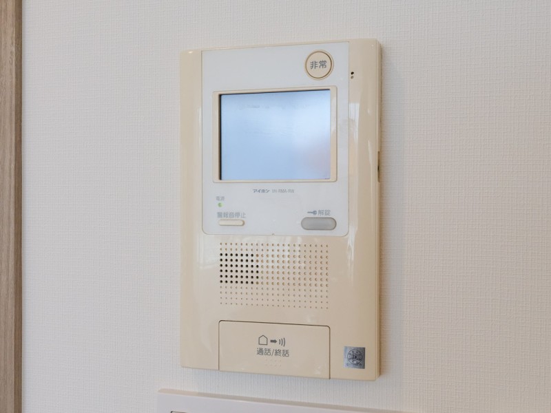 ◆TVモニター付インターホン◆訪ねてきた相手をモニター越しに確認でき、防犯対策に役立ちます。インターホン越しに話をすることが可能です。