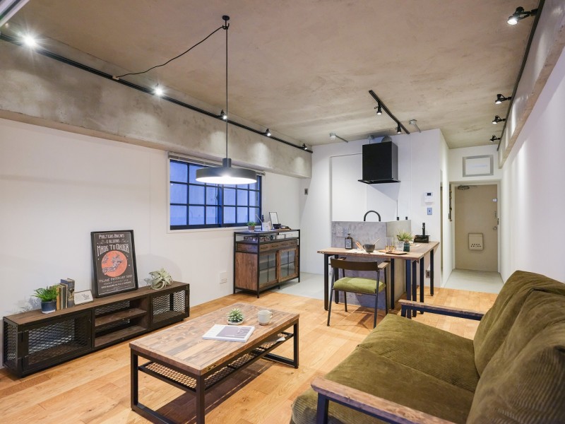 質感が心地よい壁面塗装仕上げを施したリビングダイニングキッチンです。ブラックアイアンと木材の無骨さがかっこいい、渋みを楽しめる内装に仕上がりました。