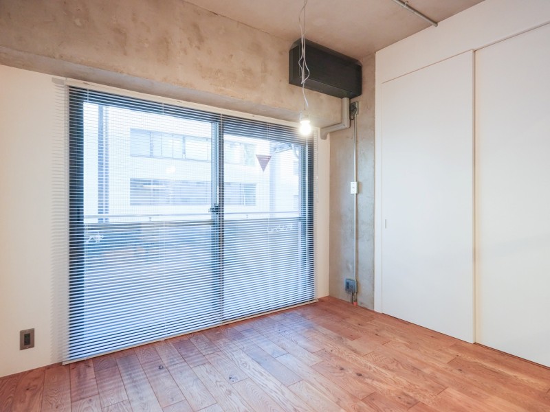 バルコニーに面した開放的な洋室です。収納スペースが設けられており、居住空間を広々とお使いいただけます。