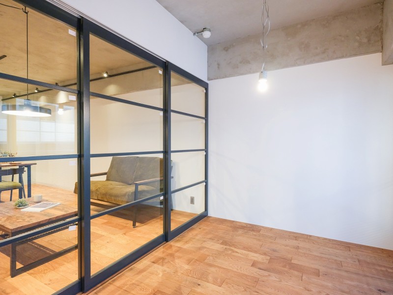 リビングと洋室を仕切る扉は、ライフスタイルをシームレスにするガラス扉を用いました。リビングからの光も取り込めて、よりすっきりとした印象の仕上がりです。