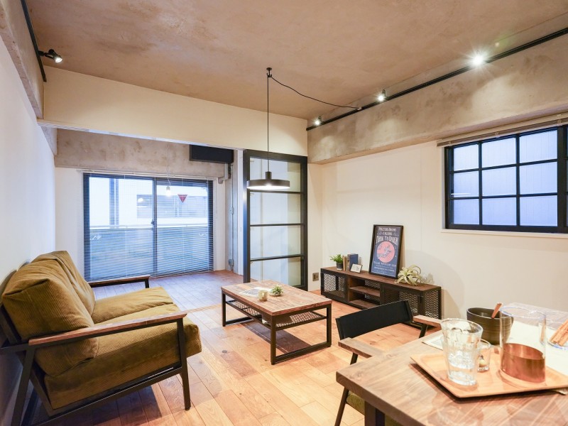 窓から注ぐ光に満たされ、穏やかな時間が流れます。『日常』という大切な時間を豊かに、快適にお過ごしいただける空間です。