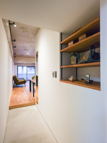 モルタル塗装を施した玄関土間です。高さ調整が可能な収納カウンター付き。