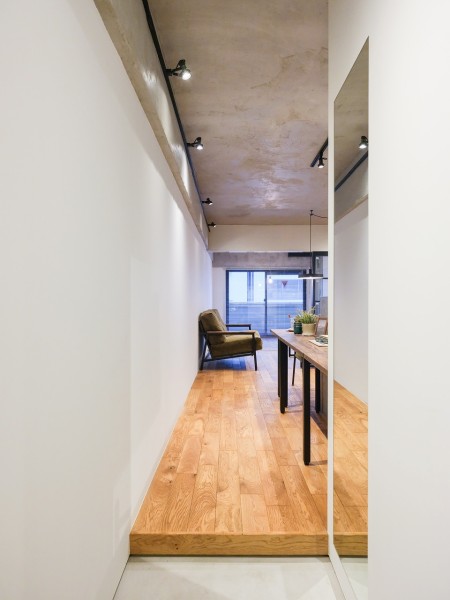 玄関にはお出かけ前の身だしなみチェックに重宝する大きな姿見を備え付けています。