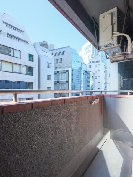 対面の建物との距離が離れているため、採光性が高く陽当たり良好なバルコニーです。洗濯金物付きで晴れた日にはしっかりと洗濯物を乾かせそうです。