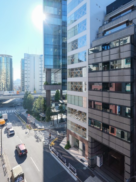 バルコニーからの眺望です。あたたかな陽光を感じながら、活気と安らぎが入り混じる居心地の良いアーバンライフを満喫できます♪