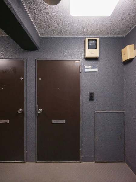 日勤の管理人さんによって整えられた玄関前です。清掃が行き届いた様子から管理体制の良さが伺えます。