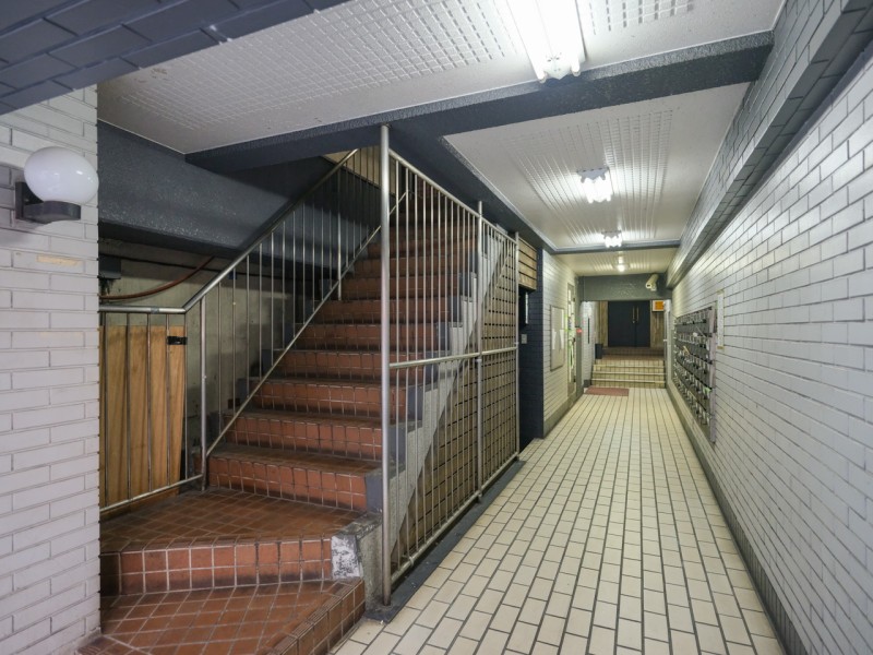 エレベーター完備、定期的なメンテナンスが行われ、綺麗に保たれたエントランスです。