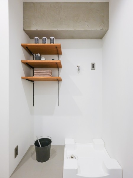 ◆洗面室収納◆洗面室にはタオルや着替え、洗剤などの収納に便利なリネン棚を備え付けました。こまごました物が多くなるスペースだからこそ、使いやすさを重視した工夫を詰め込みました。