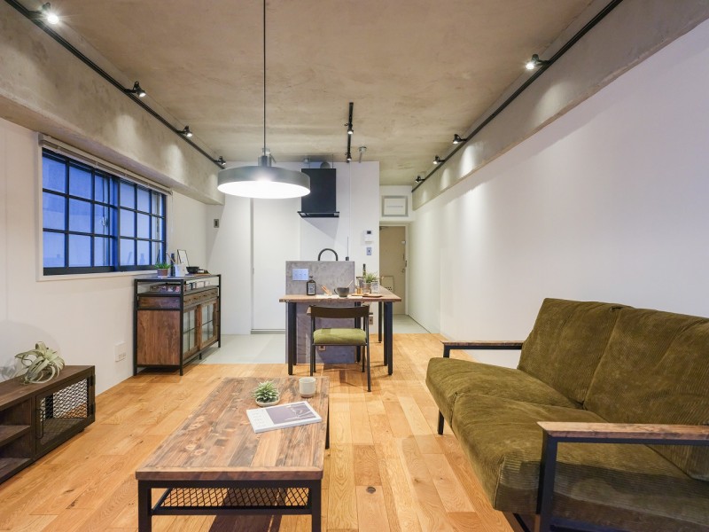 無骨でありながらも素材本来の温かみを感じさせる、こだわりのオーダー家具付き物件です。床材には柔らかな色合い・風合いを表現する無垢材を採用しています。