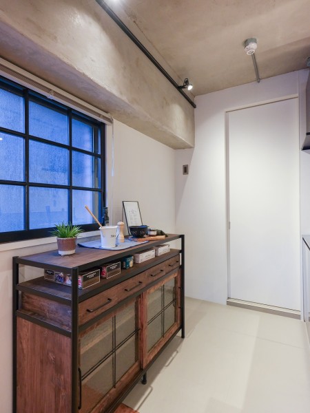 造作テーブルに囲まれ、ご家族やゲストの方と会話が弾むキッチン・ダイニング空間です。