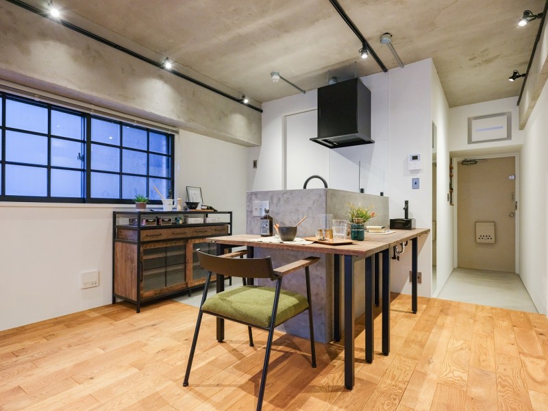 一日の疲れをすっきりと洗い流してくれるシャワールームです。２段階で調整できるシャワースタンド付き。バスグッズを置けるラック等を備えた機能性も◎