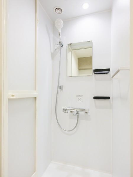 一日の疲れをさっと洗い流してくれるシャワールームです。バスグッズを置けるラック等を備えた機能性も◎