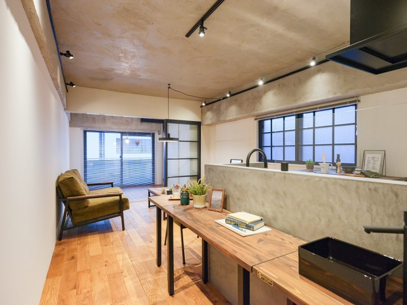 ブラックアイアンの家具たちと雰囲気が調和した、スマートなスクエアブラックのオリジナル製洗面化粧台を造作しました。