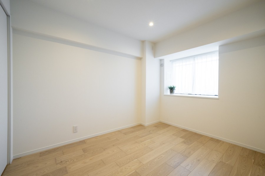 約5.6帖の洋室1です。過ぎゆく時間をゆったりと感じられるプライベート空間です。間口の広いクローゼット付きなので居室部分を広々とお使いいただけます。