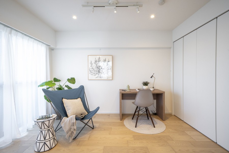 リビングに隣接する、東南向きの明るい洋室3です。普段は引き戸を開放し拡張リビングとして使ったり、来客時は引き戸を閉めてプライベート空間を隠したり、フレキシブルにお使いいただけます。