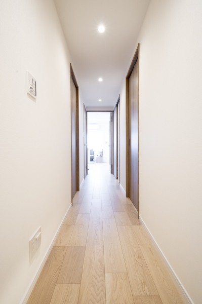 ダイニングからの光を取り込んだ明るい廊下部分です。大切なご家族の「ただいま」「おかえり」が行き交う心温まる空間です。