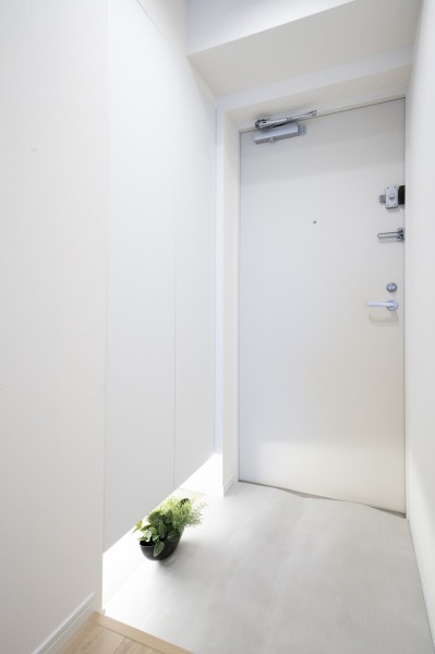 清潔感のある玄関は、フットライトからのびる光が足元を優しく包み込みます。天井までの高さがあるシューズボックスを備え付けたので、玄関をすっきり綺麗に保てます。