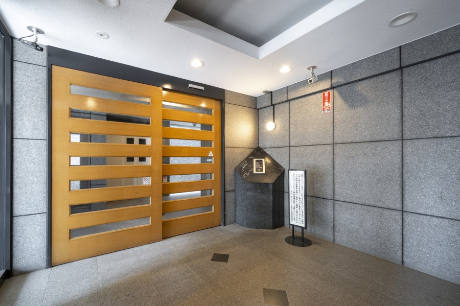 モダンで清潔感が溢れるエントランスです。お手入れが行き届いた綺麗な共用部が、安らぎに満ちた暮らしへ誘います。