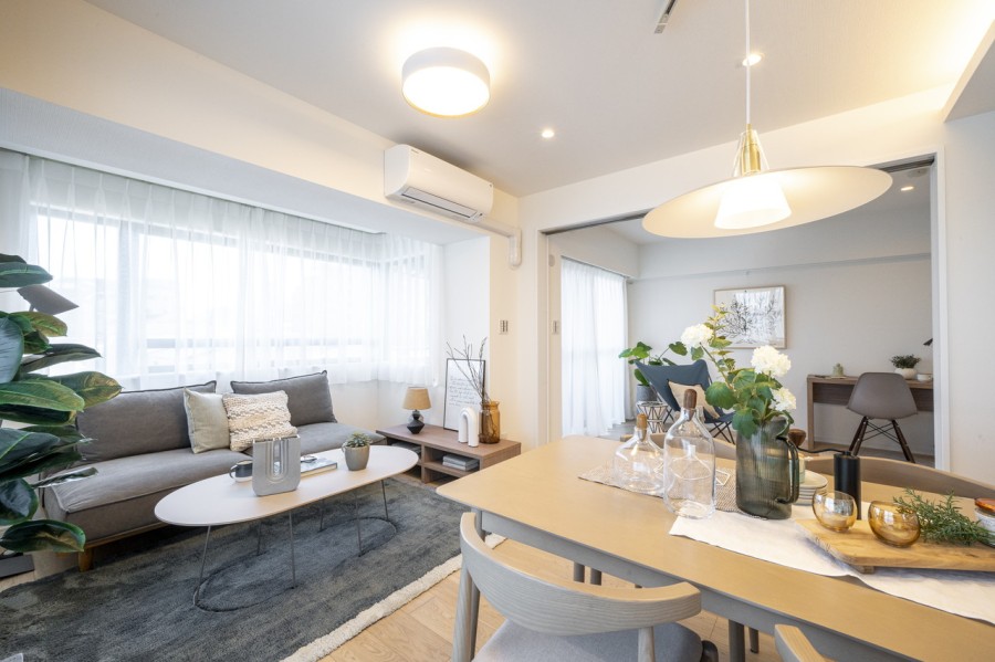 ２面採光の明るく、開放感のあるリビングダイニングです。住まう方の暮らしやすさと心地よさを追求し、上質な住空間が暮らしに余裕をもたらしてくれます。