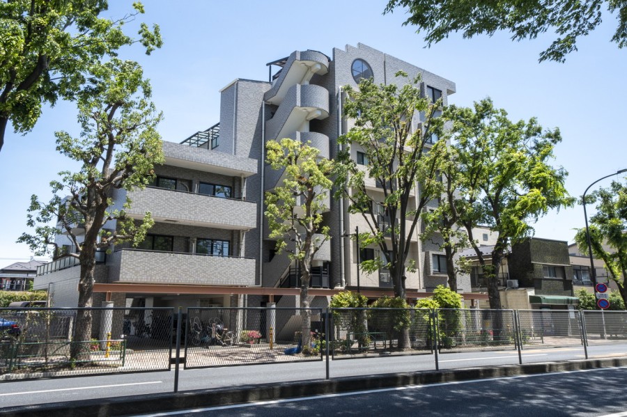 第一種低層住居専用地域の閑静な住宅街に佇むマンションです。３駅2路線利用可能で利便性・住環境共にも良好な立地です。