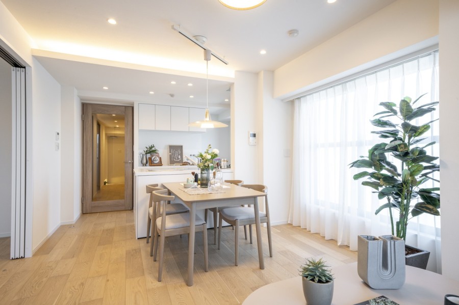 心安らぐひとときを紡ぐ、木のぬくもりを感じるフローリング材を採用。お部屋は自然の優しい温もりを添えた居心地の良い内装に仕上がりました。優れもの。さらに節水・節約を同時に行うことができるので、大変人気があり重宝します。