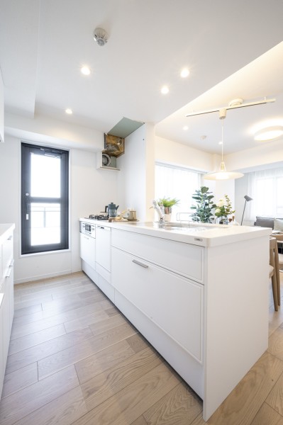 お部屋の雰囲気に溶け込む、インテリアの一部のようなオープンキッチンです。リビングにいるご家族の様子が確認できるので、小さなお子様がいるご家庭でも安心です