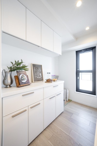 背面にはキッチンとお揃いでスタイリッシュなカップボードを備え付けました。キッチンにも窓があるので、明るく開放感もあります。