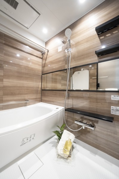 ゆったりとしたバスルームが1日の疲れをしっかり癒してくれます。暖房・涼風・換気・乾燥機能付きで1年中快適なバスタイムをお楽しみいただけます。