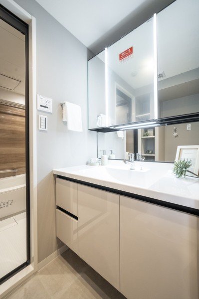 白を基調とした清潔感溢れるデザインの洗面化粧台です。収納棚を備え付けたので、細々したものが多くなる洗面室もすっきり保てそうです。