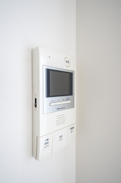 ◆TVモニター付インターホン◆訪ねてきた相手をモニター越しに確認でき、防犯対策に役立ちます。インターホン越しに話をすることが可能です。