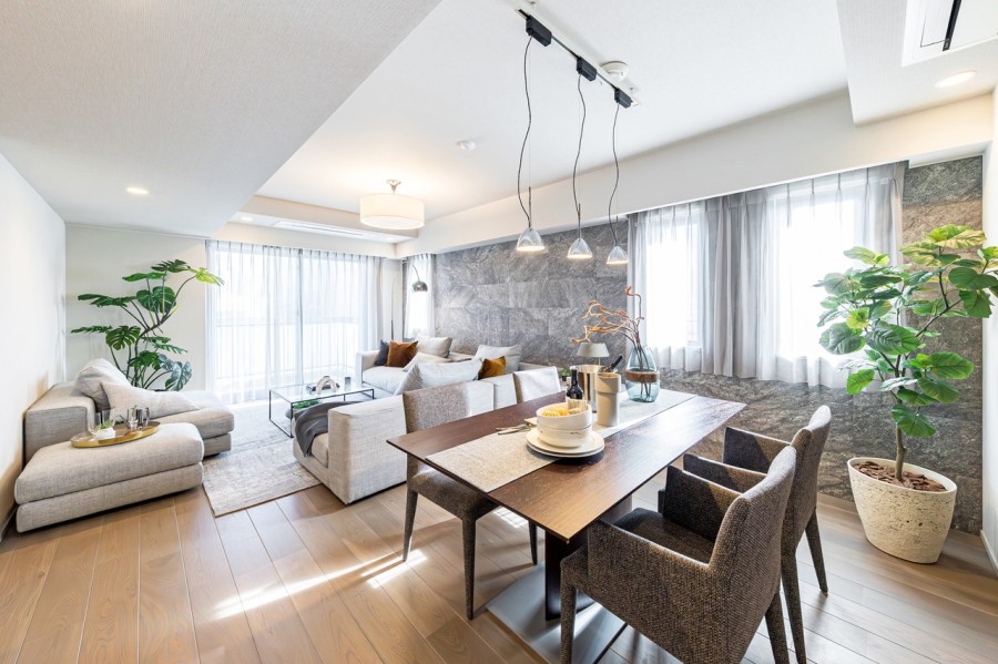 二面採光の窓から心地よい光と風を運んでくれる、おだやかな空気に纏われたリビングダイニングです。上質なフローリングに温もりを感じ、気品溢れる空間を演出します。