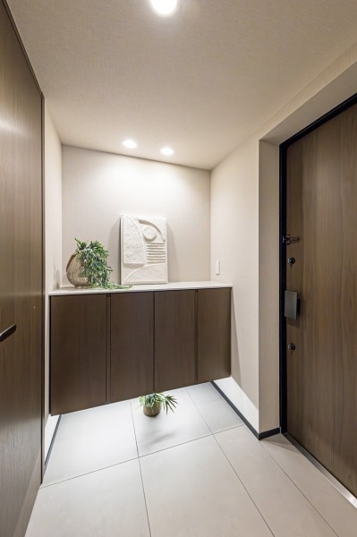 フットライトからのびる光が足元を優しく包み込む玄関です。シューズインクローゼットが備え付いているので玄関をすっきり綺麗に保てます