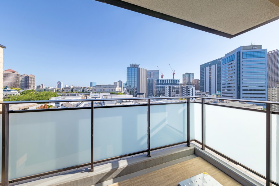 空へと繋がるスマートなビル群のシルエットに都心の刺激を間近に感じながらも、青々とした空を眺めリラックスできるバルコニーです。ガラス板の手すりになっているのでよりいっそう明るい光を届けてくれます。