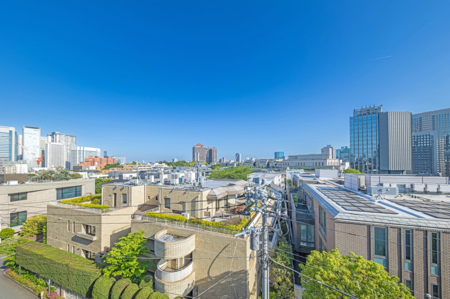 都心らしい高層ビル群と心安らぐ緑が共存した眺望です。開放的な空間で、日々をアップデートできそうです。