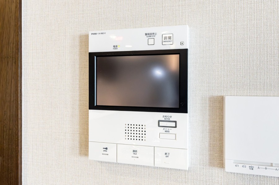 ◆TVモニター付インターホン◆訪ねてきた相手をモニター越しに確認でき、防犯対策に役立ちます。インターホン越しに話をすることが可能です。