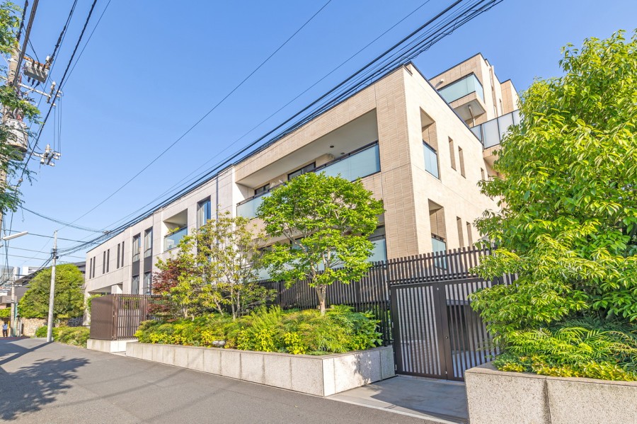 2020年築、人気のBrilliaシリーズ。洗練された静謐な邸宅地『港区高輪４丁目』に佇み、『品川』駅まで徒歩10分、近隣には大使館が多く点在していて、奥座敷とも呼べる閑静な住宅地に立地しています。