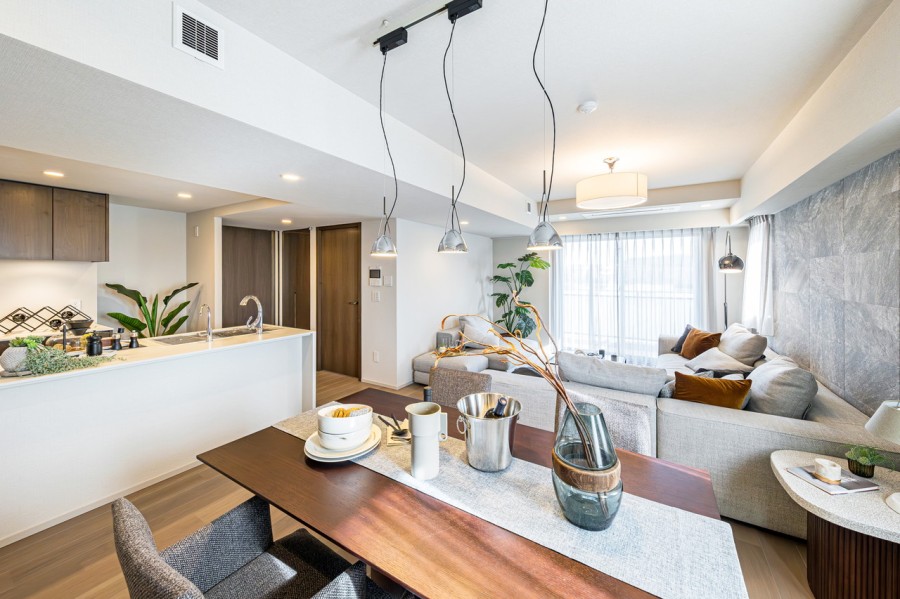 約23.5帖の開放感のあるリビングダイニングキッチンです。床暖房が敷設され、大切なペットも一緒に、ご家族みなさんが一年中快適にお過ごしいただけます。