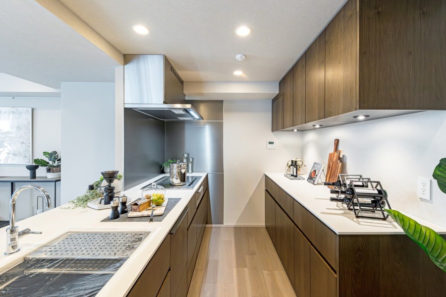 お部屋の雰囲気に溶け込む、インテリアの一部のようなオープンキッチンです。キッチン背面には収納豊富でカウンタースペースも広いカップボードがあります。