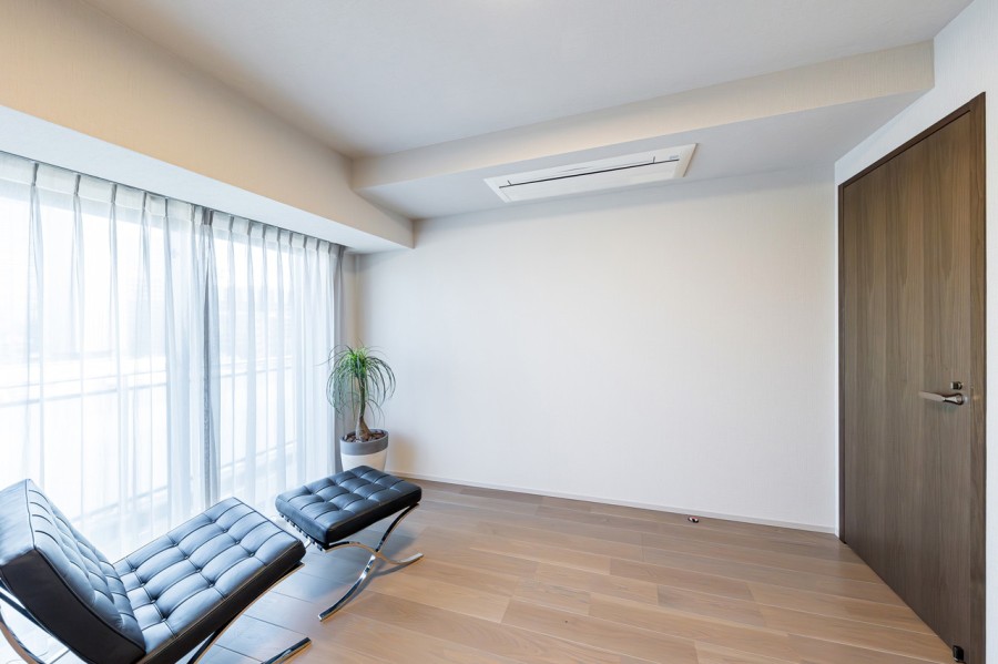 南向きで大きな窓のある洋室1は、約7.5帖の開放感のあるお部屋です。ウォークインクローゼットが備え付けられているので、居室部分を広々とお使いいただけます。