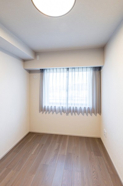 洋室2も南向きです。明るく、過ぎゆく時間をのんびりと感じることができる空間です。