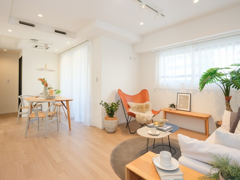 南西向きの窓からたっぷりの光が差し込み、開放的なリビングダイニングです。お部屋は自然の優しい温もりを添えた居心地の良い内装に仕上がりました。