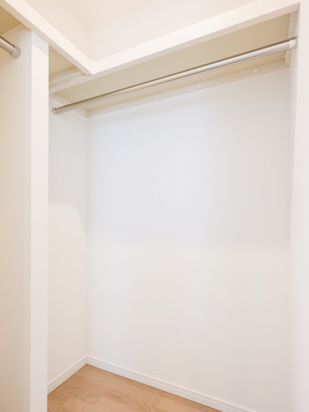 洋室2にも頼もしい収納力を誇るウォークインクローゼットを備え付けました。