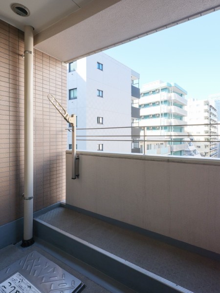 奥行のあるバルコニーです。爽やかな風が感じられるリフレッシュにぴったりな空間です。